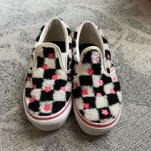 Kids Vans. Fuzzy black & white with pink. size 2.5